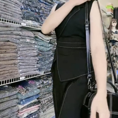 Set 2 món gồm quần và áo cổ nửa vest sang xinh cá tính.