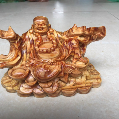 Tượng phật di lặc nghênh hỷ bằng gỗ huyết long kt 15×9×8cm