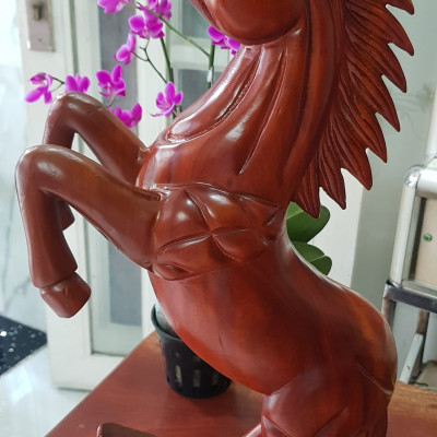 Tượng Ngựa Gỗ mỹ nghệ gỗ Gõ màu đỏ size cao 60cm x ngang 30cm x Sâu 12,5cm Ý nghĩa trưng ngựa biểu tượng sự thành công trưng phòng khách , bàn làm việc to quà biếu tặng tân gia, quà tặng Sếp, quà tặng người thân ý nghĩa ạ