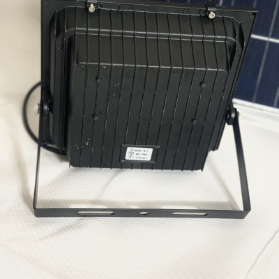 Đèn Pha Năng Lượng Mặt Trời 200w IP76 498 chip leds