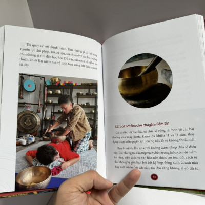 (Bìa cứng in màu) HÀNH GIẢ CHUÔNG XOAY - Nghệ thuật chữa lành bằng chuông tây tạng - Kim Lai - Mochibooks - NXB Lao Động