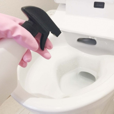 Combo 01 Bàn chải chà cửa kính, tường gạch men nhà tắm Kokubo có móc treo tiện dụng + 01 Găng tay cao su gia dụng - Nội địa Nhật Bản