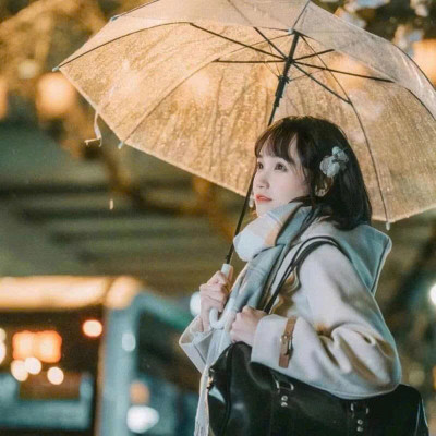 Dù Trong Suốt Thời Trang Cán Cong – Che Mưa Hiệu Quả, Nhẹ Nhàng Và Thanh Lịch