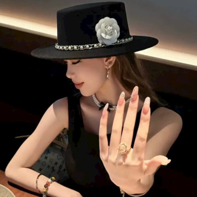 Nón mũ nỉ fedora: Thiết kế vành bằng phối hạt đai xích gắn hoa, tạo nên vẻ ngoài trắng nhã. Chất liệu nỉ mềm mại, mang lại cảm giác thoải mái khi sử dụng.   Kiểu dáng nón fedora hợp thời trang, phù hợp với nhiều phong cách thời trang Dona25090905