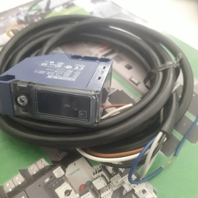Cảm biến quang XUK2ARCNL2R Schneider Chính hãng