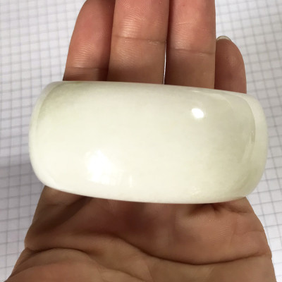 Vòng tay đá tự nhiên màu trắng sứ của việt nam bản cao 3cm cho người mệnh Thủy và Kim ( nhiều size)