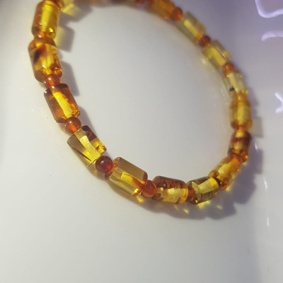 Vòng tay đá Hổ Phách Lu Kiểu SỊN tự nhiên Rẻ Đẹp Màu Vàng Anh Đậm nhạt 6mm  Nữ người lớn và bé nhỏ đeo rất xinh đẹp sang tốt sức khỏe không đá nào sánh kịp  Đá hổ phách không chỉ quý Chuẩn tốt hợp mệnh Thổ, mệnh Kim, mệnh Thủy may mắn tài lộc ạ