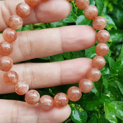 Vòng tay nữ đá mặt trời Sunstone Size 8li hay 8mm đẹp quyến rũ sang trọng đem lại sự tự tin Nổi bật bởi tông màu hồng cam nhẹ nhàng lấp lánh của đá mặt trời Sunstone tượng trưng cho thần mặt trời đẹp Đá Sunstone phù hợp với người mệnh Thổ và mệnh Hỏa ạ