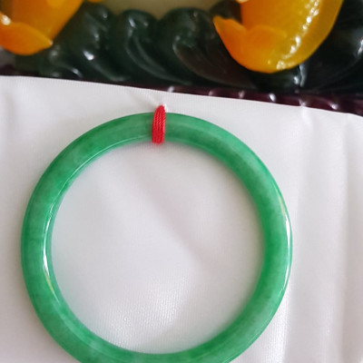 Vòng cẩm thạch Mới Đ Lý 54mm x cọng 7mm Màu xanh ngọc đậm đậu đẹp xinh xắn Nữ mệnh Mộc mệnh Hỏa mệnh Thủy 53kg - 60kg đeo đẹp ạ