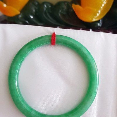 Vòng cẩm thạch Mới Đ Lý 54mm x cọng 7mm Màu xanh ngọc đậm đậu đẹp xinh xắn Nữ mệnh Mộc mệnh Hỏa mệnh Thủy 53kg - 60kg đeo đẹp ạ