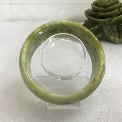 Vòng tay cẩm thạch tự nhiên màu xanh cốm bản dày 3cm size 6.7cm cho người mệnh Hỏa và Mộc. VONGNGOCCOM.6.7cm