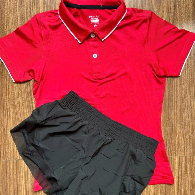 Set đồ nữ gồm áo thun cổ trụ và quần đùi 2 lớp phong cách thể thao sang trọng