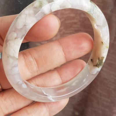 Vòng tay Nữ Bản Hẹ Đá Mã Não Bông Hoa tuyết trắng trong bóng 1 bên đều đẹp  Ni 53mm x Cao 11mm x dầy 6,5mm Nữ mệnh Kim mệnh Thủy 50kg - 54kg đeo xinh đẹp tay ạ