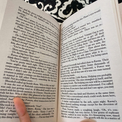 Sách - A Fire Upon the Deep by Vernor Vinge | Award-Winning SF Masterworks English Science Fiction