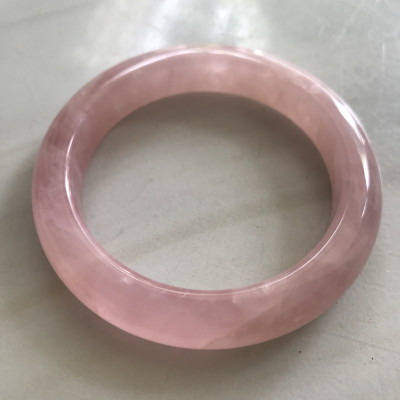 Vòng Thạch Anh Hồng Tự Nhiên Bản Hẹ Mới đẹp Ni 52mm Cao 11mm Dầy 8mm Màu Hồng xinh bóng đẹp Nữ mệnh Hỏa mệnh Thổ tay nhỏ đeo 45kg - 52 kg ạ