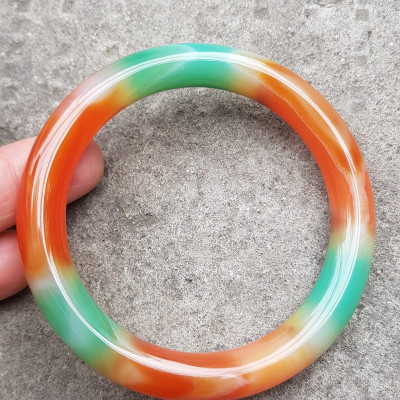 Vòng tay đá mã não tứ quý mới chột to đẹp quá Ni 57mm x chột 10mm Nữ thích đeo vòng chột to 55kg - 65kg đeo ạ Vòng màu xanh ngọc cam đều lam trắng đỏ nhẹ đều vòng rất đẹp ạ