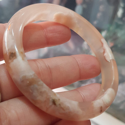 Vòng tay Nữ Bản Hẹ Mới Đá Mã Não Bông Tuyết Hồng nhẹ trắng trong bóng quá đẹp luôn ạ Vòng Ni 53mm  x Cao 11mm x dầy 7mm Nữ Cân nặng 52kg - 55kg đeo xinh tay đẹp lắm ạ