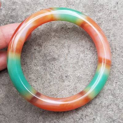 Vòng tay đá mã não tứ quý mới chột to đẹp quá Ni 57mm x chột 10mm Nữ thích đeo vòng chột to 55kg - 65kg đeo ạ Vòng màu xanh ngọc cam đều lam trắng đỏ nhẹ đều vòng rất đẹp ạ