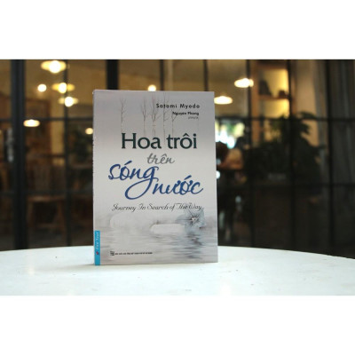 Sách -  Hoa trôi trên sóng nước - First News