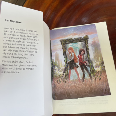 (Tranh minh hoạ – tặng kèm Bookmark ivory) Dã Ngoại Nơi Mặt Sau Của Thế Giới (Otherside Picnic) 1 – Iori Miyazawa - Shirakaba minh họa – Nguyễn Dương Quỳnh dịch - Nhã Nam - NXB Hà Nội 