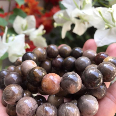 Vòng Gỗ Hóa Thạch Màu Vân Tự Nhiên Bóng Đẹp  Nam Đeo 14mm Màu Nâu Sáng Bóng Vàng Nhẹ  Nam đeo vào tay đẹp sang tốt rẻ nữa ạ