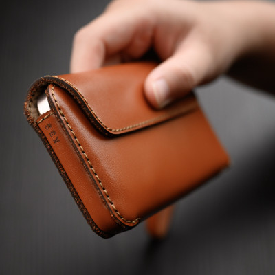 Bao da nắp ngang dành cho iPhone 16 Serie hiệu Khắc Tên , chất liệu da bò - Hàng chính hãng 