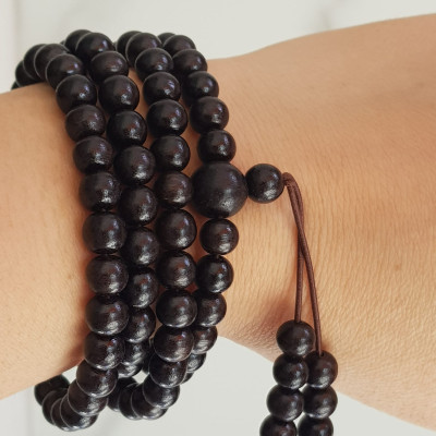 Vòng tay gỗ trầm hương đen nâu Size vòng 7mm thơm nhẹ kiểu quấn tay Anh Chị đeo kiểu quấn tay Đeo tay mình hay đeo 1 Cặp rất dễ thương ạ