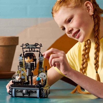 LEGO WEDNESDAY 76780 Đồ Chơi Lắp Ráp Nhân Vật Wednesday Addams (702 chi tiết)