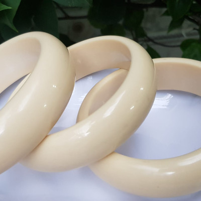 Vòng Tay Nam Giả Ngà hay gọi Xương Mỹ Nghệ Ni to 72mm x cao 22mm x dầy 10mm Nam tay tròn đeo tầm 80kg - 90kg hơn đeo ạ