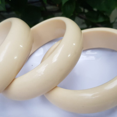 Vòng Tay Nam Giả Ngà hay gọi Xương Mỹ Nghệ Ni to 72mm x cao 22mm x dầy 10mm Nam tay tròn đeo tầm 80kg - 90kg hơn đeo ạ