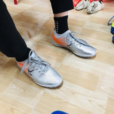 2 chiếc giày đá banh phủi thể thao chính hãng Wiiiiika Flash đế TF cổ thun Xám 2022 siêu đỉnh