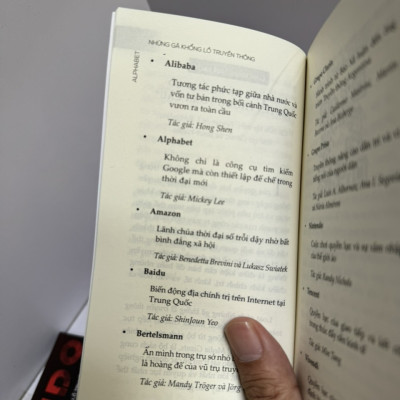 ALPHABET - KHÔNG CHỈ LÀ CÔNG CỤ TÌM KIẾM GOOGLE MÀ CÒN THIẾT LẬP ĐẾ CHẾ TRONG THỜI ĐẠI MỚI - Những Gã Khổng Lồ Truyền Thông Qua Góc Nhìn Kinh Tế Chính Trị - Mickey Lee - Lưu Thủy dịch - Lyceum - NXB Đà Nẵng