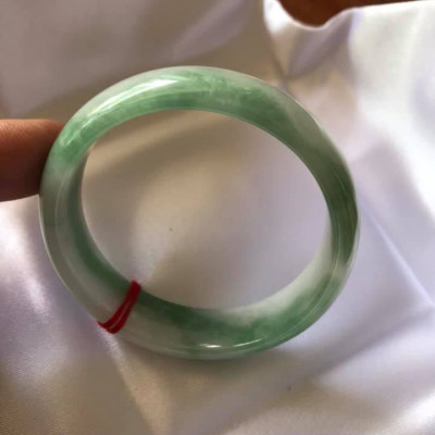 VÒNG BẢN HẸ A SIZE 49 ĐÁ CẨM THẠCH TỰ NHIÊN MÀU XANH LÁ ĐẬM Ở GIỮA LAM TRẮNG ĐỀU VÒNG