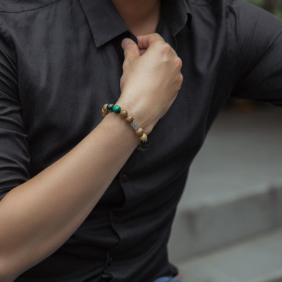 Vòng tay trầm hương mix đá mắt hổ xanh lá charm trụ chữ phạn cao cấp chính hãng 2VTH074 udumbara