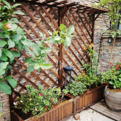 Kệ gỗ vách ngăn trồng hoa cây cảnh gỗ Thông Newzeland nhập khẩu trang trí nhà cửa sân vườn, decor quán cafe phong cách vintage cổ điển