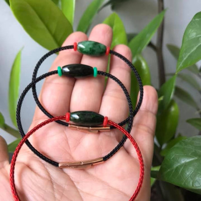 Vòng Tay Đá Cẩm thạch lu xanh dài đậm nhỏ dây đen đỏ kiểu xinh xắn đẹp lắm luôn Chất liệu hạt lu 100% đá cẩm thạch tự nhiên Hợp Nữ mệnh Thủy Mộc Hỏa ạ freesize tất cả nữ đeo được hết ạ