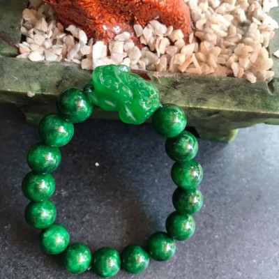 CHIẾC VÒNG TAY TỲ HƯU NỮ ĐÁ CẨM THẠCH  MÀU XANH LÁ SIZE 10MM  NỮ MỆNH MỘC VÀ HỎA Ạ