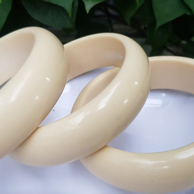 Vòng Tay Nam Giả Ngà hay gọi Xương Mỹ Nghệ Ni to 72mm x cao 22mm x dầy 10mm Nam tay tròn đeo tầm 80kg - 90kg hơn đeo ạ