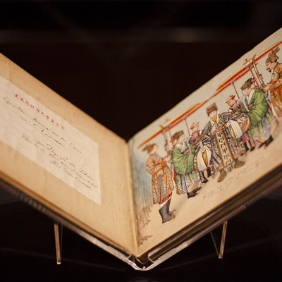 Nghệ Thuật Minh Họa Áo Mũ Thời Nguyễn Thế Kỷ XX - APL