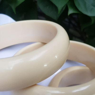 Vòng Tay Nam Giả Ngà hay gọi Xương Mỹ Nghệ Ni to 72mm x cao 22mm x dầy 10mm Nam tay tròn đeo tầm 80kg - 90kg hơn đeo ạ