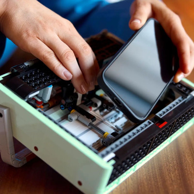 LEGO ICONS 10334 Đồ Chơi Lắp Ráp Đài Radio Cổ Điển (906 chi tiết)