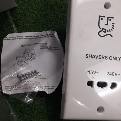 Ổ cắm dao cạo râu E727 WE G19 Schneider - Màu trắng, điện áp 115/240 Vac