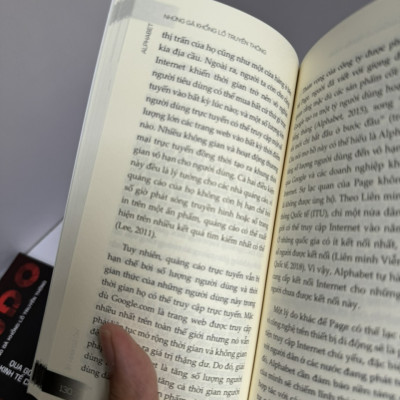 ALPHABET - KHÔNG CHỈ LÀ CÔNG CỤ TÌM KIẾM GOOGLE MÀ CÒN THIẾT LẬP ĐẾ CHẾ TRONG THỜI ĐẠI MỚI - Những Gã Khổng Lồ Truyền Thông Qua Góc Nhìn Kinh Tế Chính Trị - Mickey Lee - Lưu Thủy dịch - Lyceum - NXB Đà Nẵng