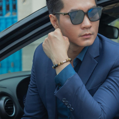 Vòng tay trầm hương mix đá mắt hổ xanh lá charm trụ chữ phạn cao cấp chính hãng 2VTH074 udumbara