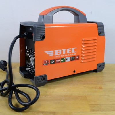 MÁY HÀN QUE ĐIỆN TỬ BTEC MMA 250A (CHUYÊN HÀN QUE 3.2 LY) + TẶNG BAO TAY INGCO HGVK05 (CHÍNH HÃNG)