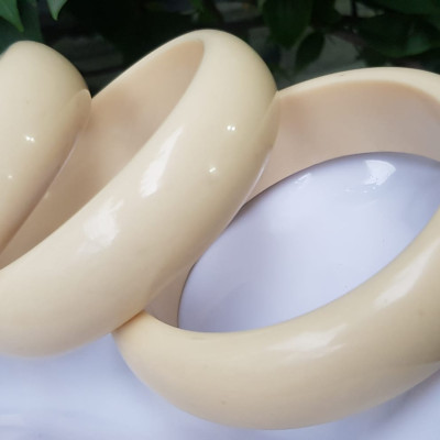 Vòng Tay Nam Giả Ngà hay gọi Xương Mỹ Nghệ Ni to 72mm x cao 22mm x dầy 10mm Nam tay tròn đeo tầm 80kg - 90kg hơn đeo ạ