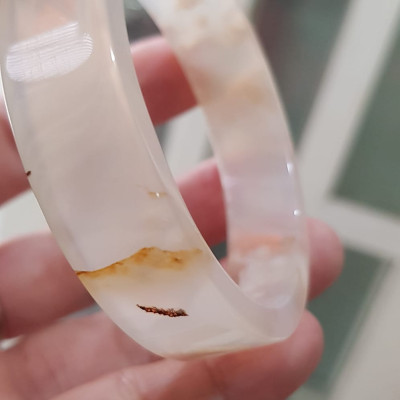 Vòng tay Nữ Mã Não Bản Vuông Bông mới bóng đẹp Ni 54mm x cao 14mm x dầy 6mm Màu Trắng bóng bông vàng nữ mệnh Kim mệnh Thủy 52kg - 55kg đeo đẹp xinh tay lắm ạ