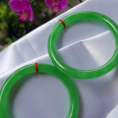 Vòng tay nữ đá cẩm thạch tự nhiên Ngọc Lý Đẹp 54mm x cọng 8mm Màu Xanh Lý tươi sáng bóng mượt đẹp Nữ 53kg - 60kg đeo Vòng hợp nữ mệnh Mộc mệnh Hỏa mệnh Thủy ạ