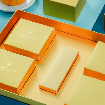 Bộ Hộp Bánh Trung Thu 4 Bánh 2 Trứng 220g Long Hưng - Thành Long (880g) - Việt Nam