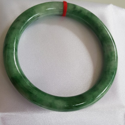 Vòng Cẩm Thạch tự nhiên mới Đậu Lý Sịn Sao 53mm x chột 8mm cao cấp sịn bóng đẹp màu xanh đậu lý đậm nhạt điểm trắng nhẹ đẹp bóng nữ 53kg - 62kg đeo rất đẹp sang tay món quà tặng Mẹ , tặng vợ người phụ nữ yêu quý may mắn ý nghĩa ạ